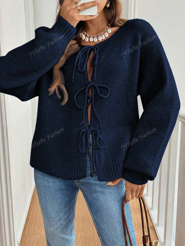 Cardigan de punto de color liso con detalle de nudo delantero, de estilo minimalista para uso en la oficina, atemporal y femenino. cardigan de punto en un solo color con abertura frontal que se puede usar sobre blusas, un cardigan oversize y adorable