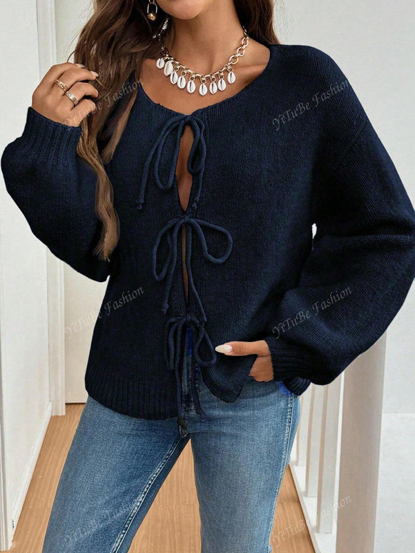 Cardigan de punto de color liso con detalle de nudo delantero, de estilo minimalista para uso en la oficina, atemporal y femenino. cardigan de punto en un solo color con abertura frontal que se puede usar sobre blusas, un cardigan oversize y adorable