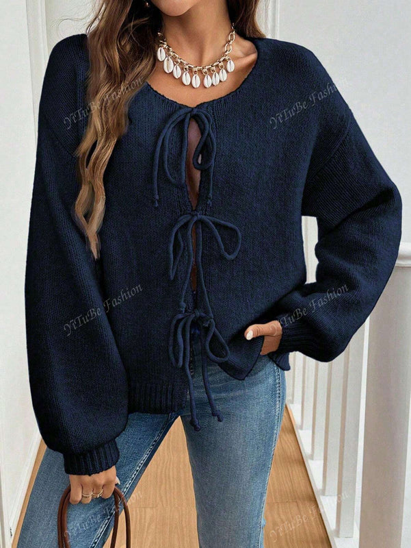 Cardigan de punto de color liso con detalle de nudo delantero, de estilo minimalista para uso en la oficina, atemporal y femenino. cardigan de punto en un solo color con abertura frontal que se puede usar sobre blusas, un cardigan oversize y adorable