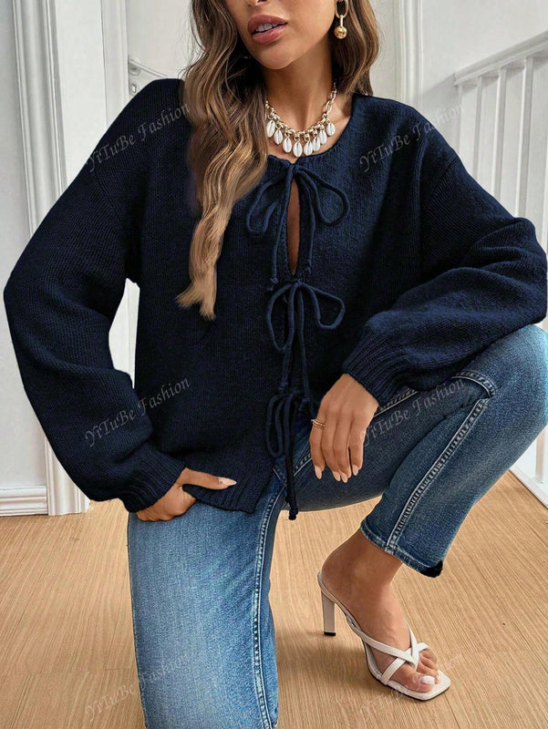 Cardigan de punto de color liso con detalle de nudo delantero, de estilo minimalista para uso en la oficina, atemporal y femenino. cardigan de punto en un solo color con abertura frontal que se puede usar sobre blusas, un cardigan oversize y adorable