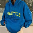 Dazy sudadera casual de mujer con bolsillo tipo kanguro y grafico de letras, sudadera con capucha azul