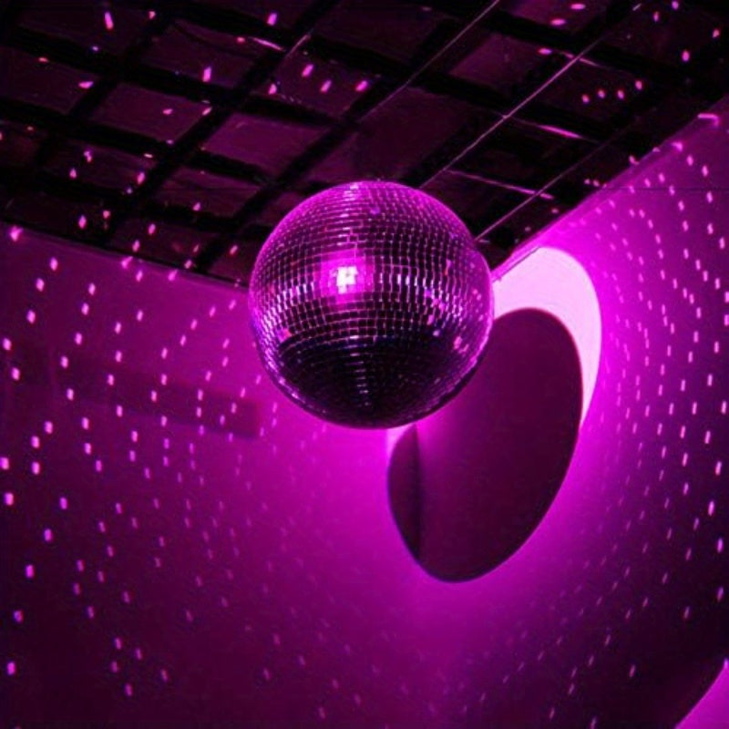 Una bola de espejo disco retro hecha de vidrio y metal, perfecta para fiestas, bodas, Navidad, Halloween y otras celebraciones - un reflector decorativo.