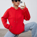 Sudadera con capucha, cordon y estampado grafico "feliz navidad" de moda minimalista en color rojo festivo para mujer, calida para otono/invierno
