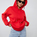 Sudadera con capucha, cordon y estampado grafico "feliz navidad" de moda minimalista en color rojo festivo para mujer, calida para otono/invierno