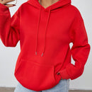 Sudadera con capucha, cordon y estampado grafico "feliz navidad" de moda minimalista en color rojo festivo para mujer, calida para otono/invierno