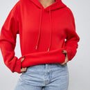 Sudadera con capucha, cordon y estampado grafico "feliz navidad" de moda minimalista en color rojo festivo para mujer, calida para otono/invierno