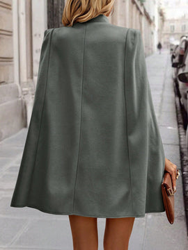 Clasi abrigo elegante de unicolor con doble botonadura, cuello alto y mangas tipo capa