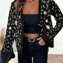 Essnce cardigan informal con botones al frente y hombros caidos con estampado de leopardo, apropiado para otono/invierno
