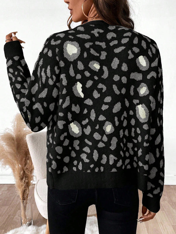 Essnce cardigan informal con botones al frente y hombros caidos con estampado de leopardo, apropiado para otono/invierno