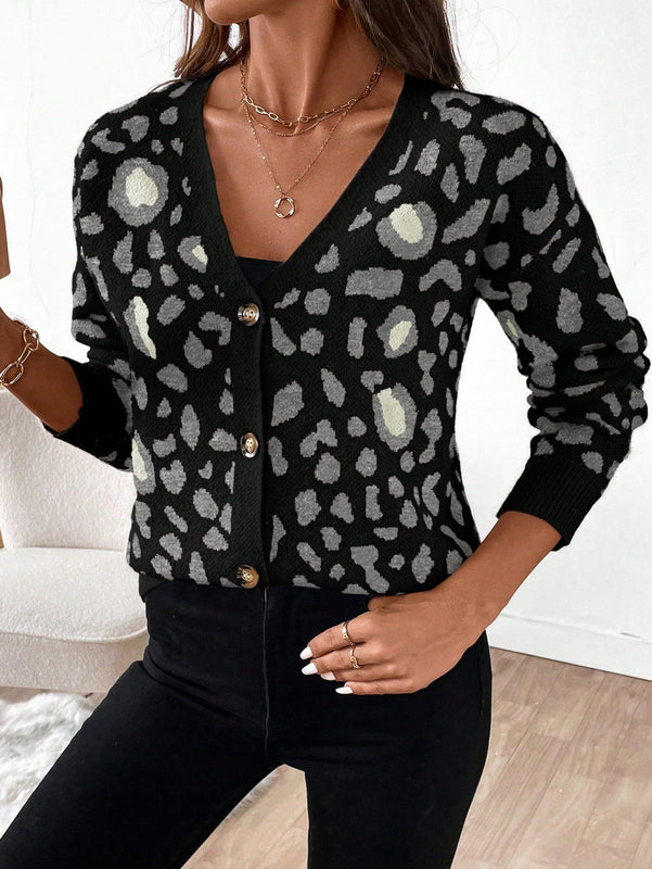 Essnce cardigan informal con botones al frente y hombros caidos con estampado de leopardo, apropiado para otono/invierno