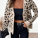 Essnce cardigan informal con botones al frente y hombros caidos con estampado de leopardo, apropiado para otono/invierno