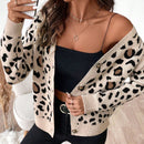 Essnce cardigan informal con botones al frente y hombros caidos con estampado de leopardo, apropiado para otono/invierno