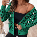 Essnce cardigan informal con botones al frente y hombros caidos con estampado de leopardo, apropiado para otono/invierno