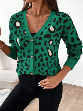 Essnce cardigan informal con botones al frente y hombros caidos con estampado de leopardo, apropiado para otono/invierno