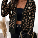 Essnce cardigan informal con botones al frente y hombros caidos con estampado de leopardo, apropiado para otono/invierno