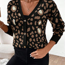 Essnce cardigan informal con botones al frente y hombros caidos con estampado de leopardo, apropiado para otono/invierno