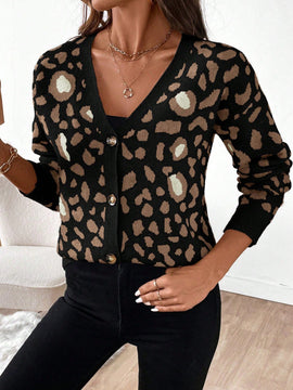 Essnce cardigan informal con botones al frente y hombros caidos con estampado de leopardo, apropiado para otono/invierno