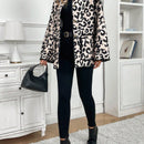 Frenchy chaqueta casual de mujer con estampado de leopardo, manga acampanada, para otono/invierno, de terciopelo con estampado de felpa (tela no esponjosa), con bolsillos delanteros con botones de color contrastante. chaqueta casual de manga larga
