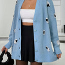Lindo cardigan de punto con cuello en v y hombros caidos con botones, con estampado de ovejas azul bebe