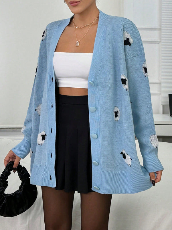 Lindo cardigan de punto con cuello en v y hombros caidos con botones, con estampado de ovejas azul bebe