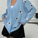 Lindo cardigan de punto con cuello en v y hombros caidos con botones, con estampado de ovejas azul bebe