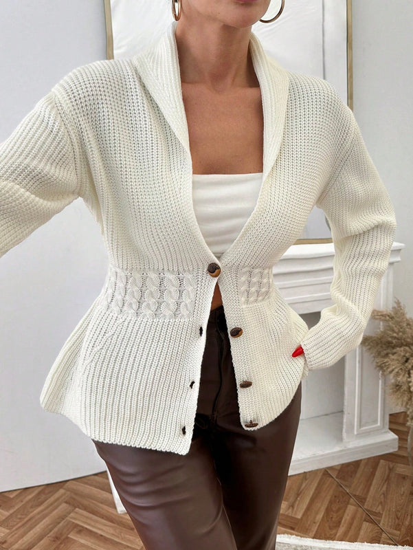 Elegante cardigan de mujer con detalles de punto de cable y cierre delantero de botones
