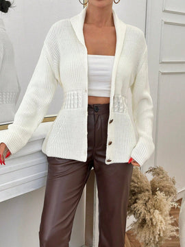 Elegante cardigan de mujer con detalles de punto de cable y cierre delantero de botones