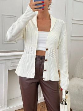 Elegante cardigan de mujer con detalles de punto de cable y cierre delantero de botones