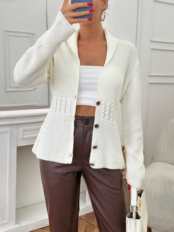 Elegante cardigan de mujer con detalles de punto de cable y cierre delantero de botones