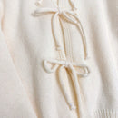 Cardigan de punto de color liso con detalle de nudo delantero, de estilo minimalista para uso en la oficina, atemporal y femenino. cardigan de punto en un solo color con abertura frontal que se puede usar sobre blusas, un cardigan oversize y adorable