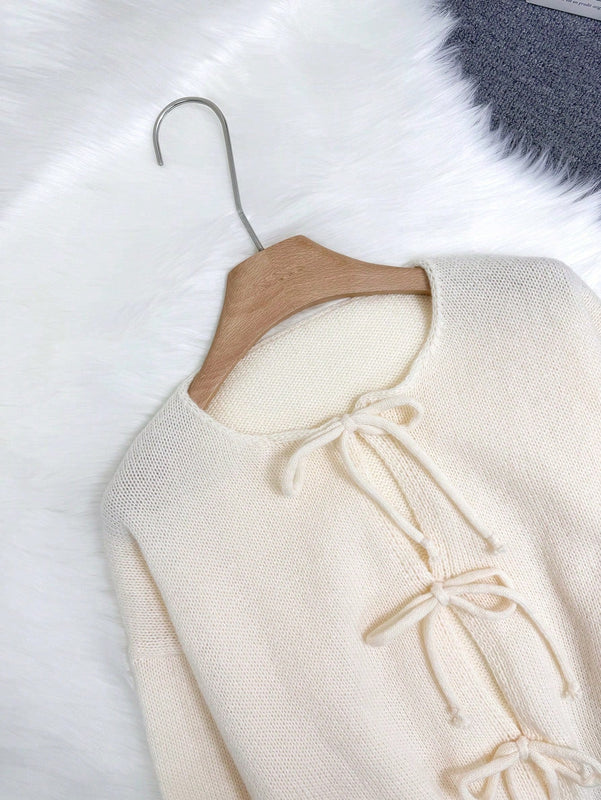Cardigan de punto de color liso con detalle de nudo delantero, de estilo minimalista para uso en la oficina, atemporal y femenino. cardigan de punto en un solo color con abertura frontal que se puede usar sobre blusas, un cardigan oversize y adorable