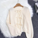 Cardigan de punto de color liso con detalle de nudo delantero, de estilo minimalista para uso en la oficina, atemporal y femenino. cardigan de punto en un solo color con abertura frontal que se puede usar sobre blusas, un cardigan oversize y adorable