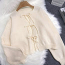 Cardigan de punto de color liso con detalle de nudo delantero, de estilo minimalista para uso en la oficina, atemporal y femenino. cardigan de punto en un solo color con abertura frontal que se puede usar sobre blusas, un cardigan oversize y adorable