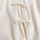 Cardigan de punto de color liso con detalle de nudo delantero, de estilo minimalista para uso en la oficina, atemporal y femenino. cardigan de punto en un solo color con abertura frontal que se puede usar sobre blusas, un cardigan oversize y adorable