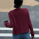 Essnce cardigan corto de punto liso y casual de color rojo burdeos, estilo de aguja gruesa para mujer. cardigan corto de mujer con estilo "old money", diseno de boton metalico y abertura oblicua.