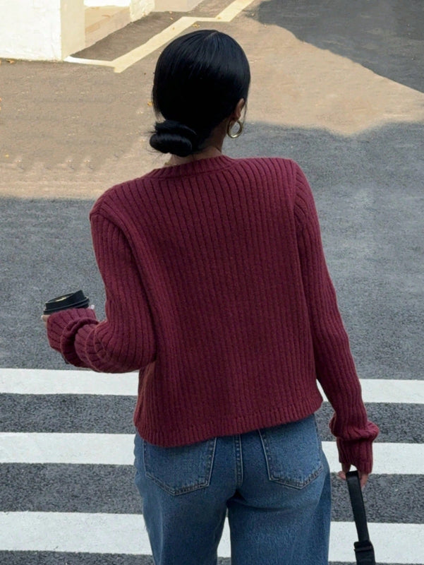 Essnce cardigan corto de punto liso y casual de color rojo burdeos, estilo de aguja gruesa para mujer. cardigan corto de mujer con estilo "old money", diseno de boton metalico y abertura oblicua.