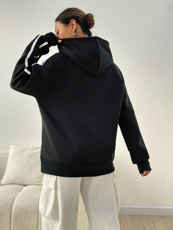 Moosta sudadera con capucha con cordon y diseno de rayas de contraste, estilo callejero estadounidense