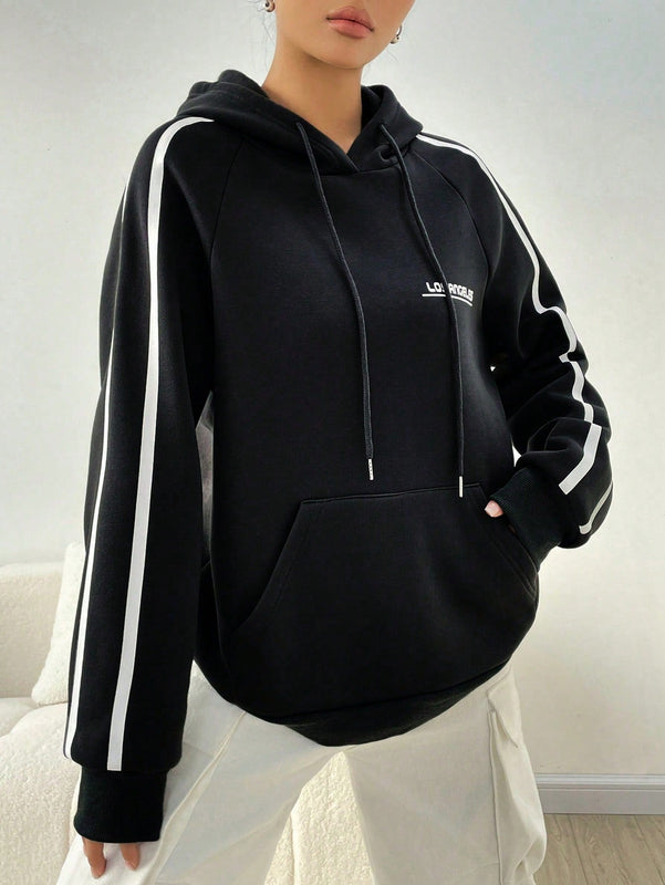 Moosta sudadera con capucha con cordon y diseno de rayas de contraste, estilo callejero estadounidense