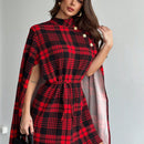 Prive manto/capa de dama de elegancia refinada de alta gama de nueva temporada de otono e invierno, capa con estampado escoces rojo navideno, diseno de estilo britanico del campus