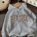 Ezwear sudadera holgada con capucha de felpa gruesa con estampado minimalista casual de leopardo y estrella en blanco para mujeres