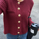 Essnce cardigan corto de punto liso y casual de color rojo burdeos, estilo de aguja gruesa para mujer. cardigan corto de mujer con estilo "old money", diseno de boton metalico y abertura oblicua.
