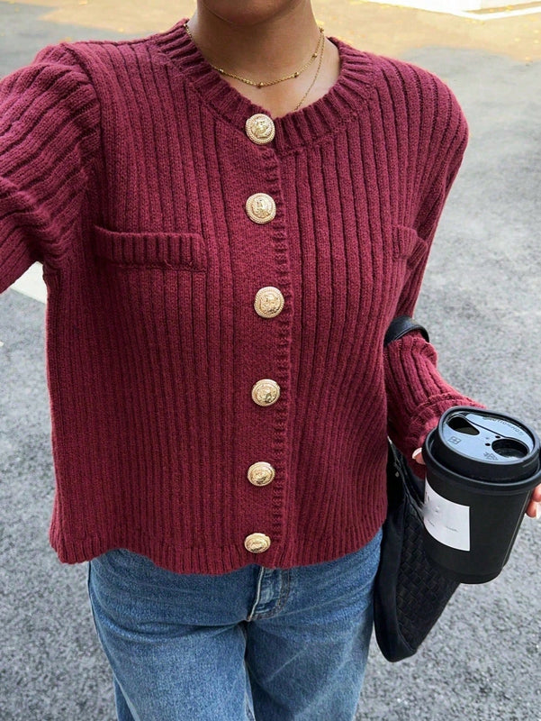 Essnce cardigan corto de punto liso y casual de color rojo burdeos, estilo de aguja gruesa para mujer. cardigan corto de mujer con estilo "old money", diseno de boton metalico y abertura oblicua.