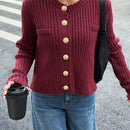Essnce cardigan corto de punto liso y casual de color rojo burdeos, estilo de aguja gruesa para mujer. cardigan corto de mujer con estilo "old money", diseno de boton metalico y abertura oblicua.