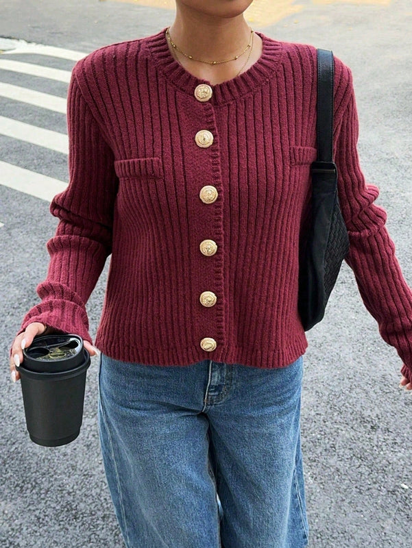 Essnce cardigan corto de punto liso y casual de color rojo burdeos, estilo de aguja gruesa para mujer. cardigan corto de mujer con estilo "old money", diseno de boton metalico y abertura oblicua.