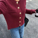 Essnce cardigan corto de punto liso y casual de color rojo burdeos, estilo de aguja gruesa para mujer. cardigan corto de mujer con estilo "old money", diseno de boton metalico y abertura oblicua.