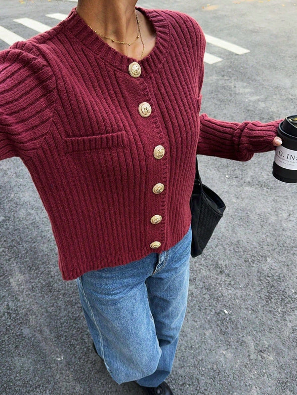 Essnce cardigan corto de punto liso y casual de color rojo burdeos, estilo de aguja gruesa para mujer. cardigan corto de mujer con estilo "old money", diseno de boton metalico y abertura oblicua.