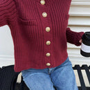 Essnce cardigan corto de punto liso y casual de color rojo burdeos, estilo de aguja gruesa para mujer. cardigan corto de mujer con estilo "old money", diseno de boton metalico y abertura oblicua.