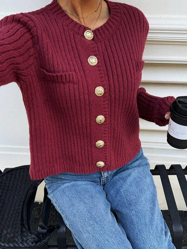 Essnce cardigan corto de punto liso y casual de color rojo burdeos, estilo de aguja gruesa para mujer. cardigan corto de mujer con estilo "old money", diseno de boton metalico y abertura oblicua.
