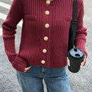 Essnce cardigan corto de punto liso y casual de color rojo burdeos, estilo de aguja gruesa para mujer. cardigan corto de mujer con estilo "old money", diseno de boton metalico y abertura oblicua.