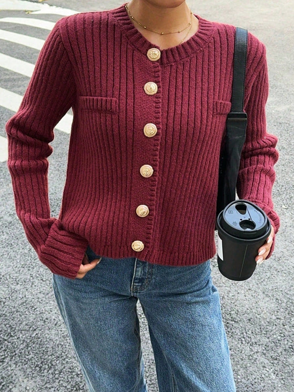 Essnce cardigan corto de punto liso y casual de color rojo burdeos, estilo de aguja gruesa para mujer. cardigan corto de mujer con estilo "old money", diseno de boton metalico y abertura oblicua.